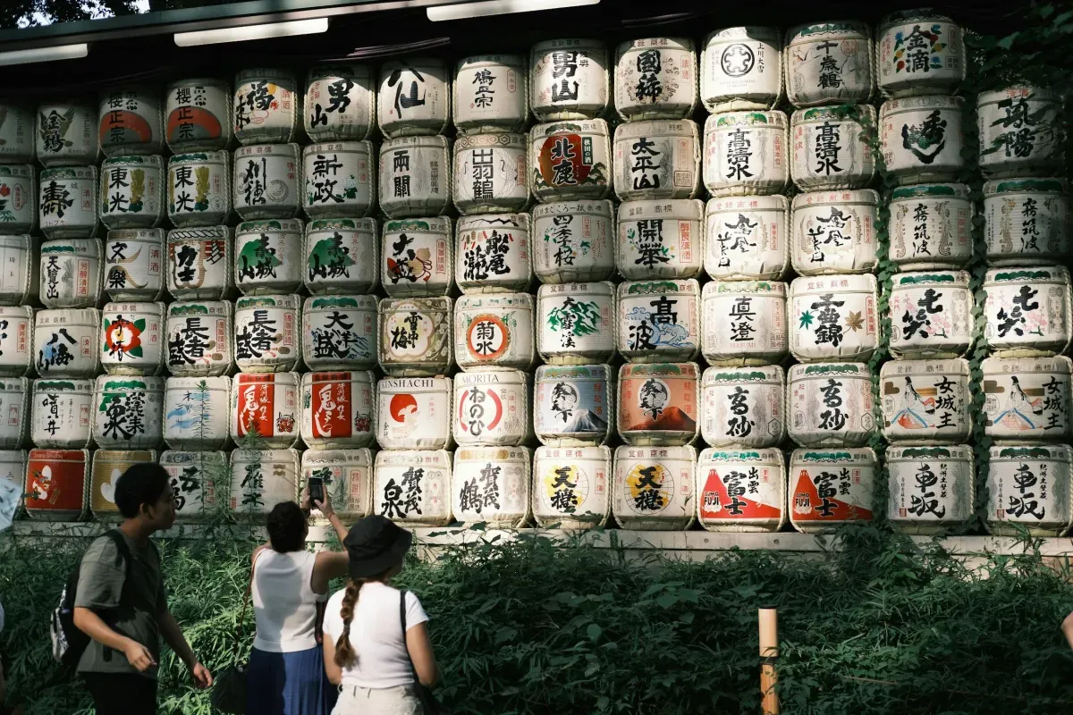 https://api-staging.holicay.com/uploads/large_free-photo-of-a-group-of-people-standing-in-front-of-a-wall-of-japanese-writing_0808235b42.webp